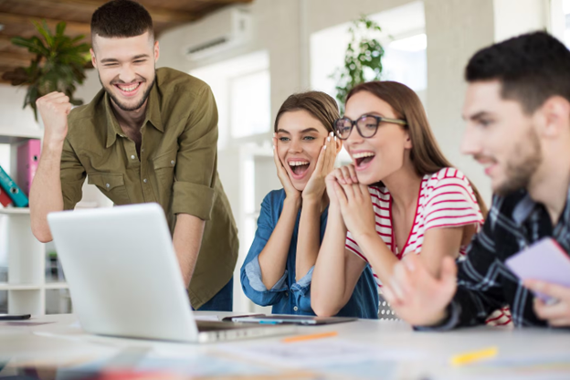 https://www.freepik.com/free-photo/young-joyful-business-people-happily-working-laptop-together-group-smiling-men-women-spending-time-modern-cozy-office_25570430.htm Iako se često govori da su rukovodeći ljudi u određenoj kompaniji najzaslužniji za njen uspeh i poziciju na tržištu, stvari nisu baš tako jednostavne u praksi. Štaviše, moramo da shvatimo da su upravo oni ljudi koji ostaju nevidljivi na prvi pogled mnogo više zaslužni za uspeh kompanije i njenu sudbinu u godinama i decenijama koje su pred nama od onih koje javnost prepoznaje kao ključne figure. Pošto su zaposleni ti koji nose uspeh kompanije na svojih leđima, važno je da osobe na rukovodećim pozicijama shvate njihovu vrednost i da im pruže najbolju moguću poziciju za rad i napredak. Briga o zaposlenima tako raste u jedan od najvažnijih koraka na putu ka uspehu, a ako i vas interesuje zašto je tako i kako bi vaša kompanija mogla da unapredi ovaj aspekt poslovanja, evo nekoliko ideja i činjenica koje bi trebalo da razmotrite. Pokazatelj odnosa prema kompaniji Za sve rukovodioce, odnos prema zaposlenima zapravo predstavlja odnos prema samoj kompaniji koju vode. Ako se prema ljudima koji rade sa vama odnosite sa poštovanjem, pažnjom i iskrenošću, vi im pokazujete koliko cenite svoje radno mesto, posao koji obavljate i kompaniju u kojoj ste zaposleni. Samim time, vi predstavljate i svoj odnos prema samoj kulturi radnog mesta i dokazujete da vrednujete priliku da ostvarite svoje radne potencijale u okvirima koji su vam dostupni. Ako se pak prema svojim podređenima odnosite sa nipodaštavanjem ili nepoštovanjem, vi tako unižavate i poziciju svoje kompanije, njen javni imidž i brend koji gradite. Sa adekvatnom brigom o zaposlenima, vi se brinete ne samo o ljudima koji rade sa vama, već i o preduzeću od kog svi vi zavisite, a upravo to je način da se obezbedi dugoročan napredak u godinama i decenijama koje slede. Organizacija radnog prostora Ako želite da pokažete svojim zaposlenima da cenite njihov rad, trud, požrtvovanost i energiju koju ulažu u napredak vaše kompanije, morate da im obezbedite najbolje uslove za rad. Ovo nije uvek lako postići, naročito ako zapošljavate ogroman broj ljudi ili ako radite posao koji zavisi od specifičnih radnih uslova, ali svakako možete da se potrudite da im date priliku da rade u prostoru koji je podsticajan i adekvatno uređen. Svi važni elementi njihovog posla moraju da im budu dostupni i blizu njih, uključujući računarsku opremu, neophodan papir za štampanje koji koriste na različite načine i ostali kancelarijski materijal. Uz adekvatnu organizaciju radnog prostora, radni dan je produktivniji i uspešniji, a vaši zaposleni će biti zadovoljniji i motivisaniji za dalje napredovanje. Iskrena i otvorena komunikacija Ako želite da pokažete zaposlenima da vodite računa o njima i na poslu i van njega, morate da budete iskreni i otvoreni. Komunikacija je ključni faktor međuljudskih odnosa, a svako od vaših zaposlenih mora da bude svestan da može da vam se obrati u svakom trenutku. Bez obzira na to kakve probleme imaju i sa kakvim izazovima se susreću, odvojte vreme za svoje zaposlene, saslušajte ih i pokušajte da rešite njihove nedoumice zajedno sa njima, pokazujući im da imate svest o njima i njihovoj svakodnevici. Finansijske dobiti Na kraju, ako želite da pokažete zaposlenima svoju brigu i pažnju, ali i da ih motivišete na dalji rad, okrenite se najjednostavnijem rešenju – nagradama u vidu finansijskih sredstava. Bonusi, trinaeste plate i povećanje plate su samo neke od ideja koje možete da razmotrite, a ova rešenja će svakako da pokažu vašim zaposlenima na koje sve načine vodite brigu o njima. Takođe, razmislite o zajedničkom provođenju vremena, proslavama, radionicama, tim bildingu i ostalim prilikama u kojima ćete se povezati sa svojim zaposlenima i unaprediti svoj odnos sa njima. Ljudi koje zapošljavate i koji rade sa vama zaista jesu snaga vaše kompanije, bez obzira na oblast kojom se bavite. Ako sve uradite kako treba, shvatićete da je briga o zaposlenima najbolji put ka uspehu, i stoga istražite ove predloge što pre!